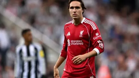 周杰伦42岁生日不忘电影宣传，获爱妻深情吻脸